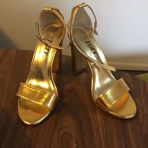 Gold 3 1/2 inch pumps.